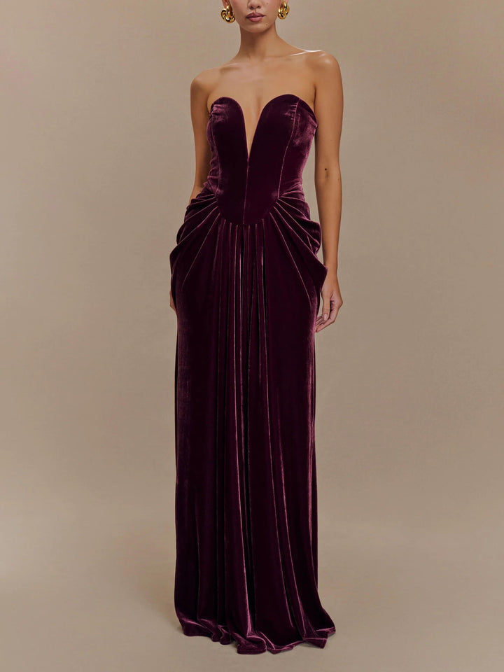 Schulterfreies samtiges Maxikleid