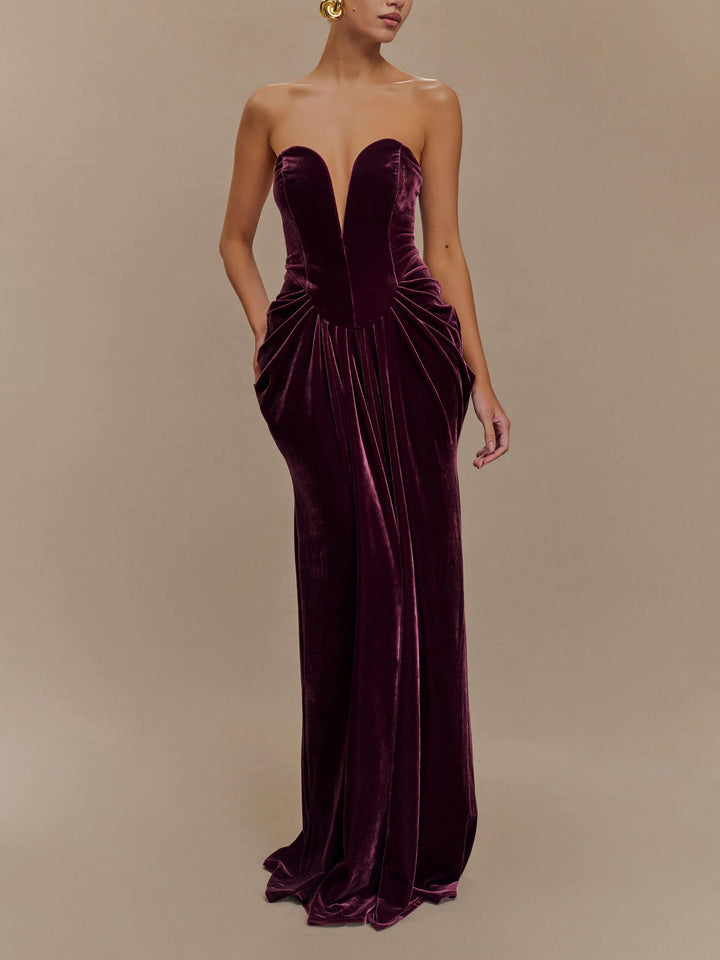 Schulterfreies samtiges Maxikleid