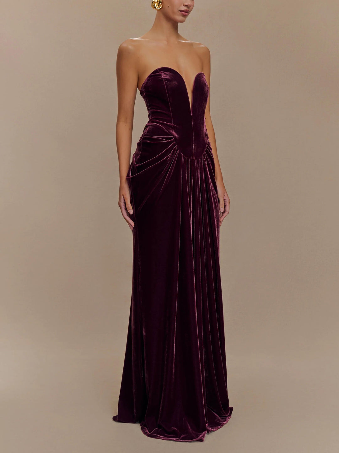 Schulterfreies samtiges Maxikleid