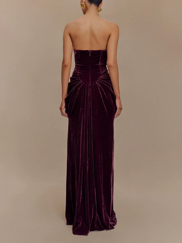Schulterfreies samtiges Maxikleid