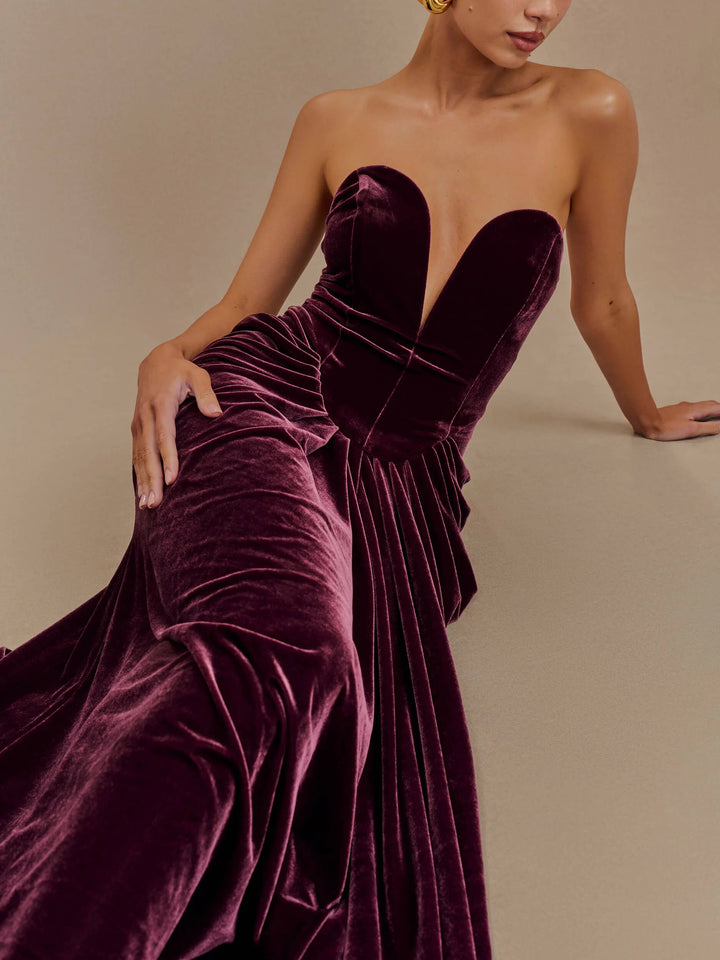 Schulterfreies samtiges Maxikleid